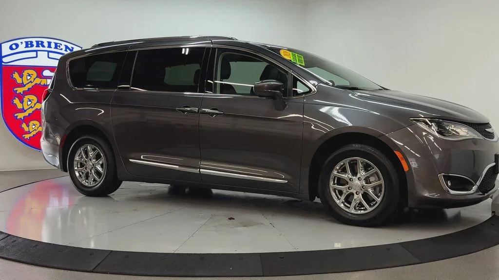 Used 2020 Crystal Metallic Chrysler Touring L image 3