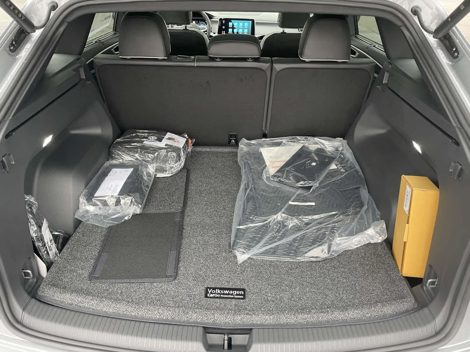 New 2026 Q3Q3/Silver Volkswagen 2.0T SEL Premium R-Line image 16