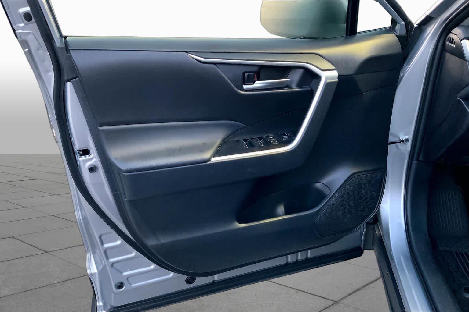 Used 2025 Silver Sky Metallic Toyota XLE image 21