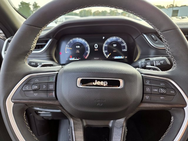 Used 2025 Silver Jeep Limited image 26