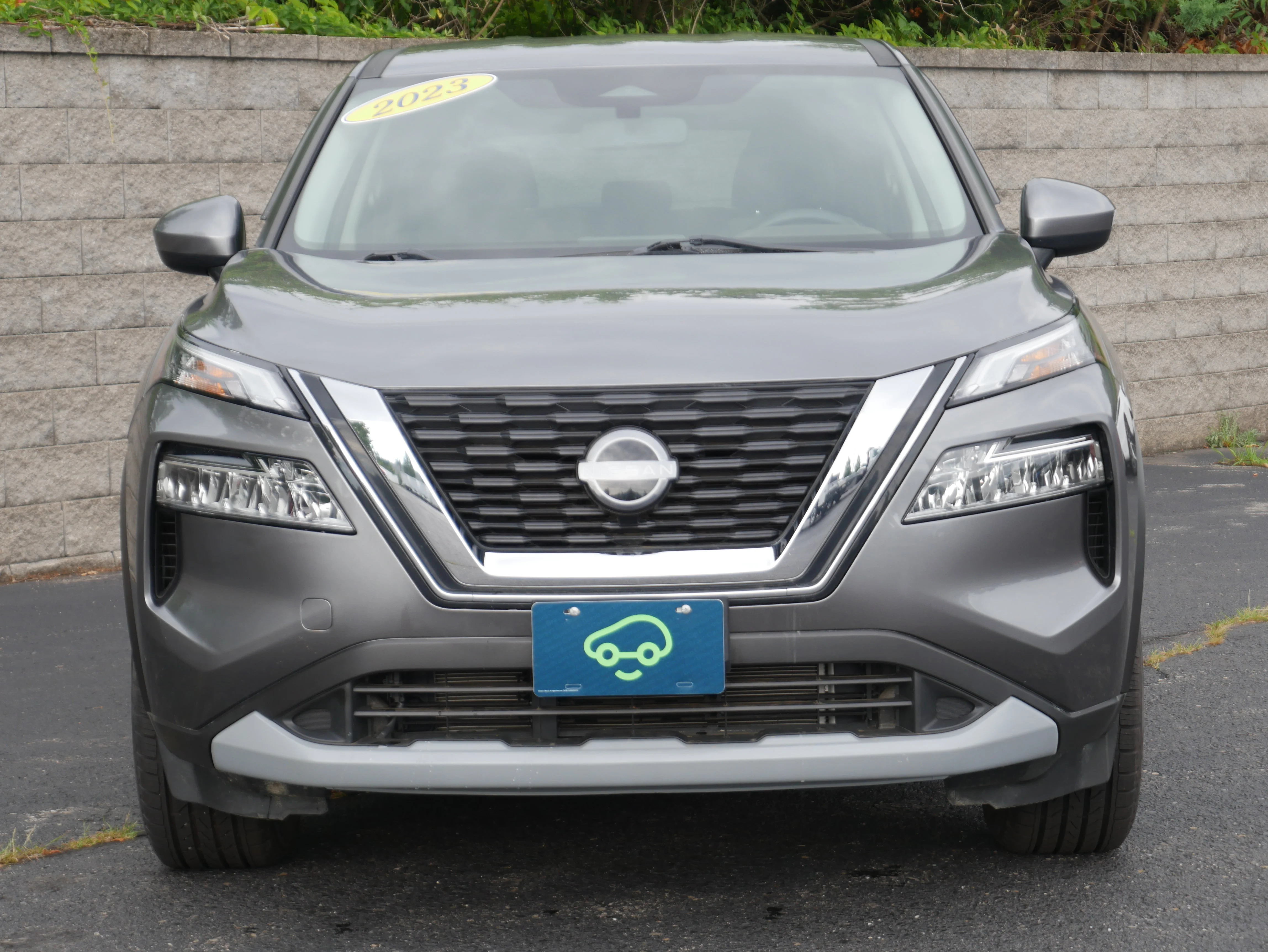 Used 2023 Gun Metallic Nissan SV image 2