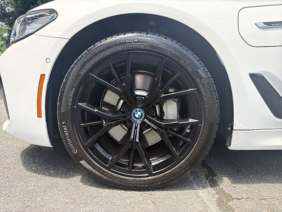 Used 2023 Alpine White BMW 530e xDrive image 8