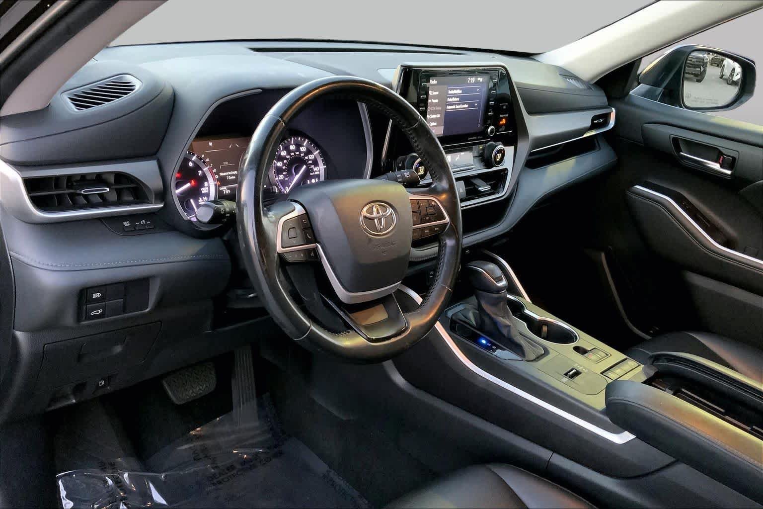 Used 2022 Midnight Black Metallic Toyota XLE image 15