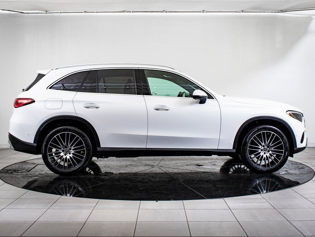 New 2026 MANUFAKTUR Moonlight White Metallic Mercedes-Benz GLC 300 image 6