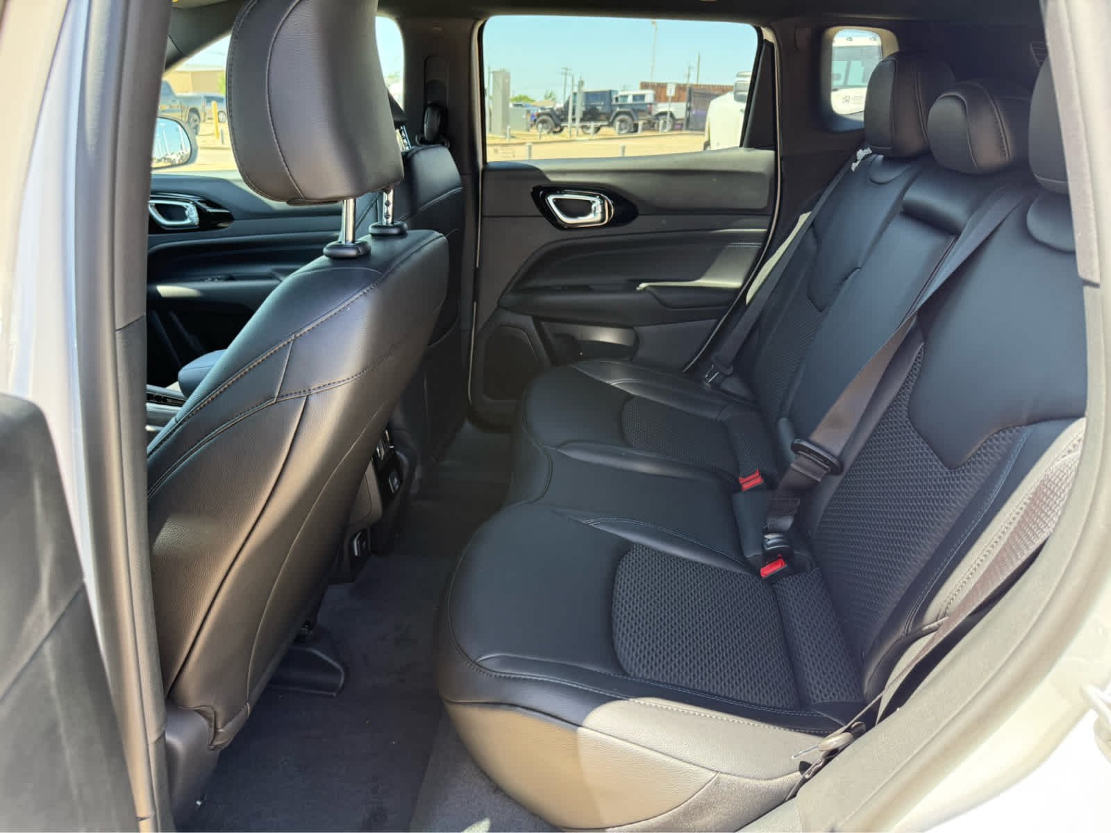 New 2026 Bright White Clearcoat Jeep Latitude Altitude image 11