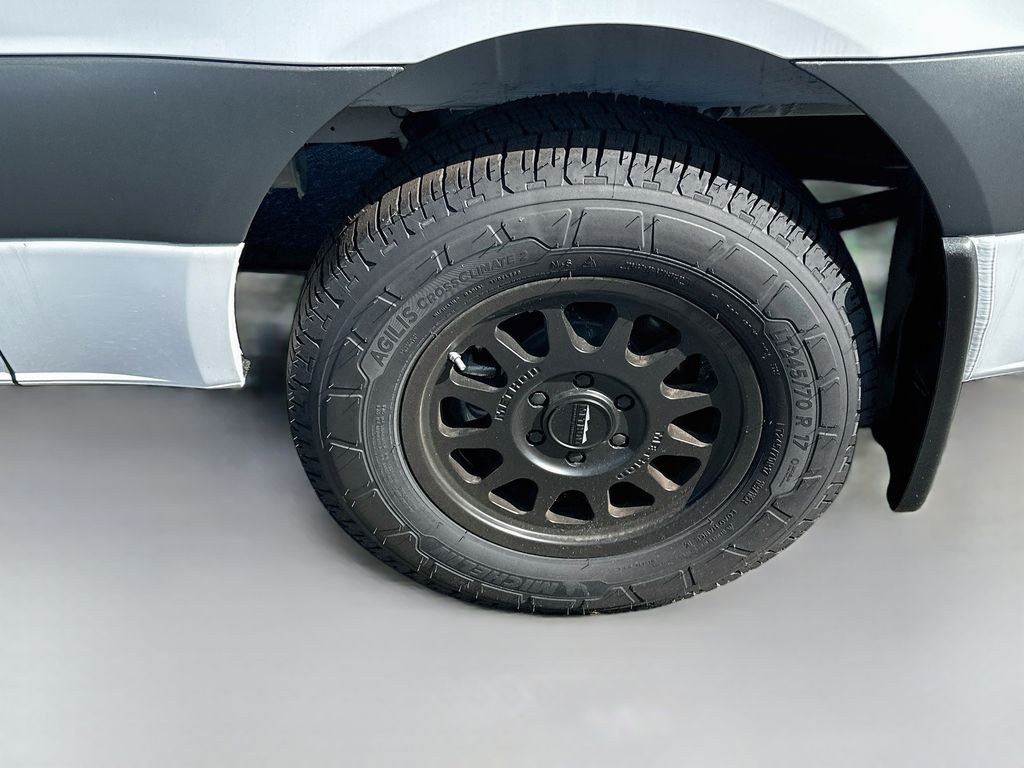 New 2026 Arctic+White Mercedes-Benz Crew 144 WB image 31