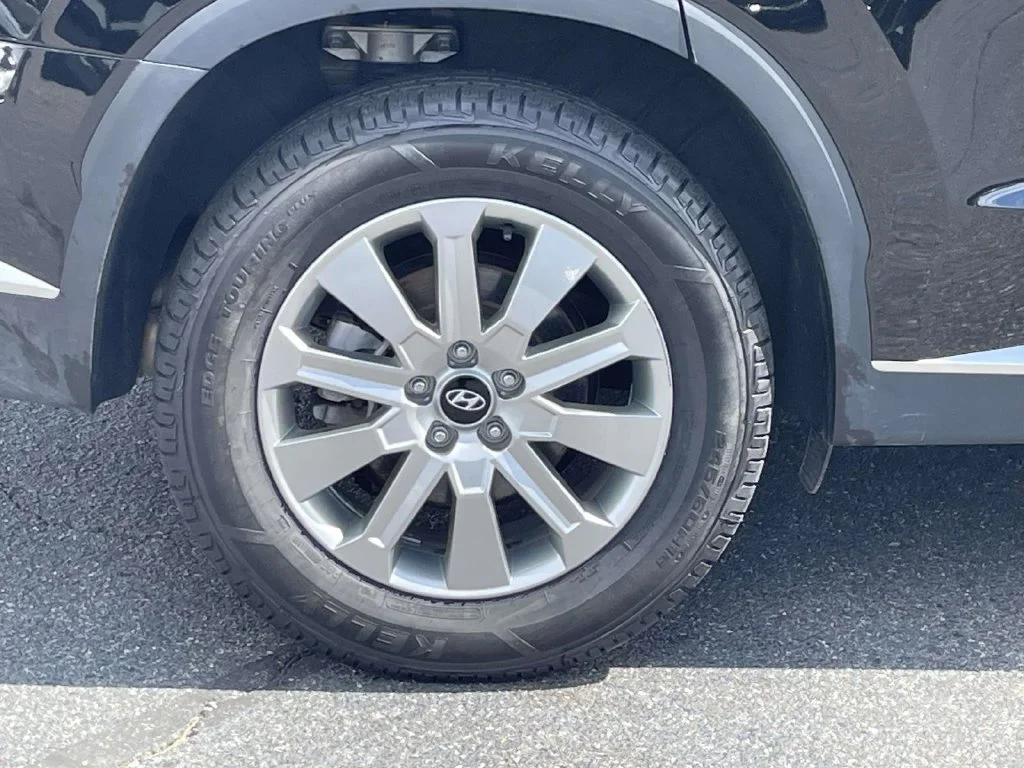 Certified Used 2025 Black Hyundai SEL image 13