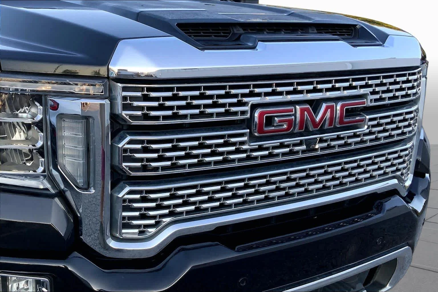 Used 2021 Ebony Twilight Metallic GMC Denali image 27
