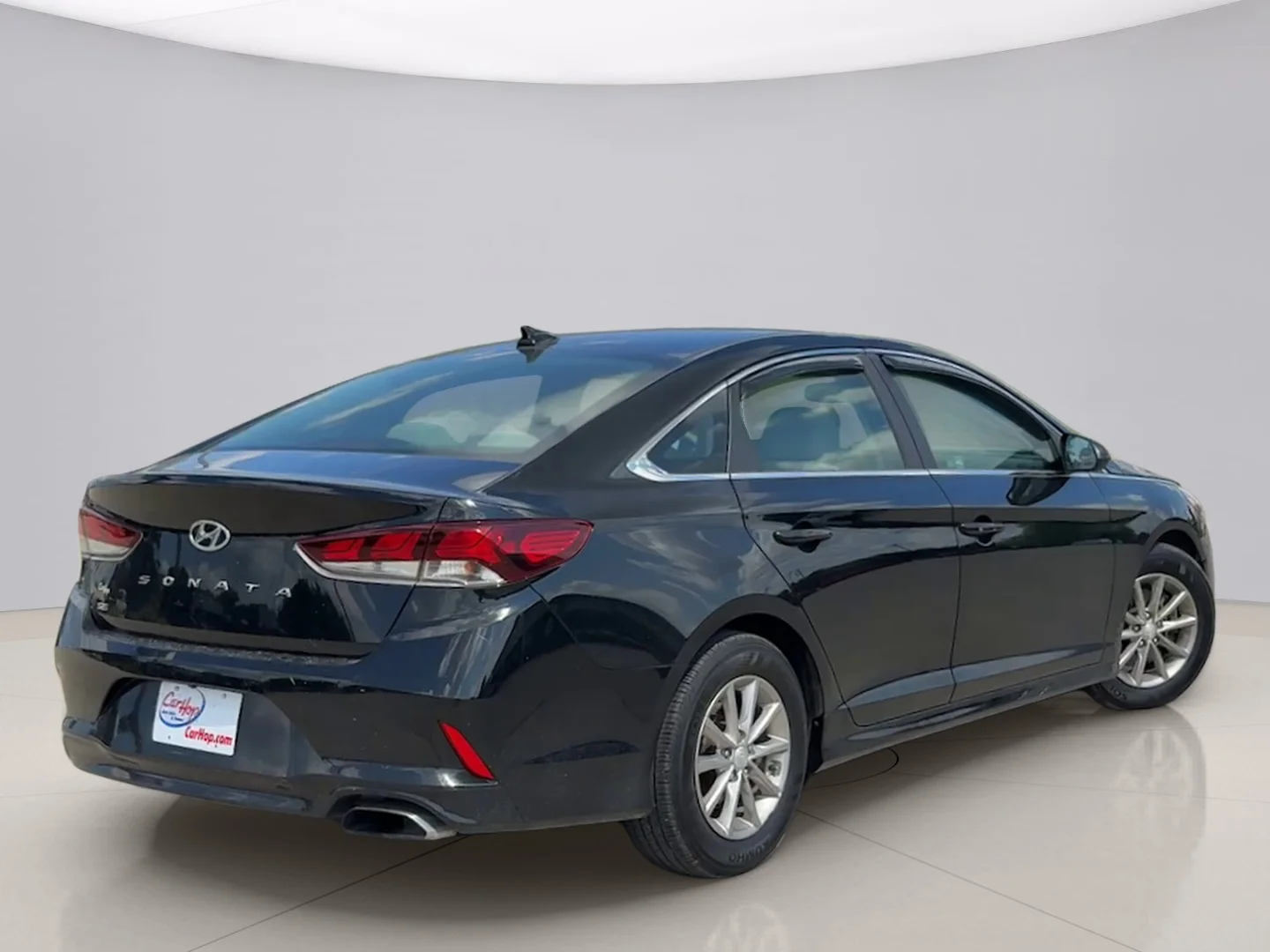 Used 2018 Black Hyundai SE image 5