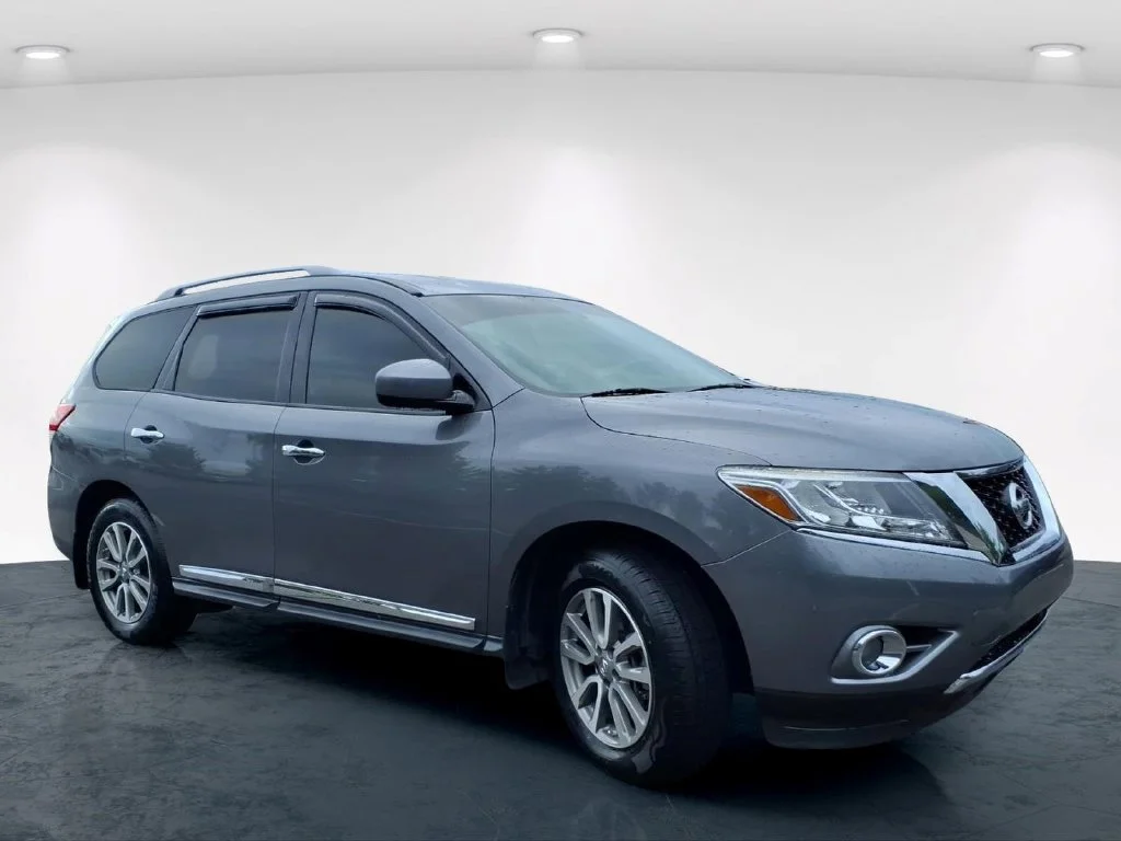 Used 2016 Gray Nissan SL image 4