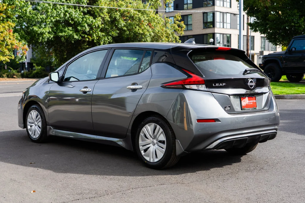 Used 2025 Gray Nissan S image 4