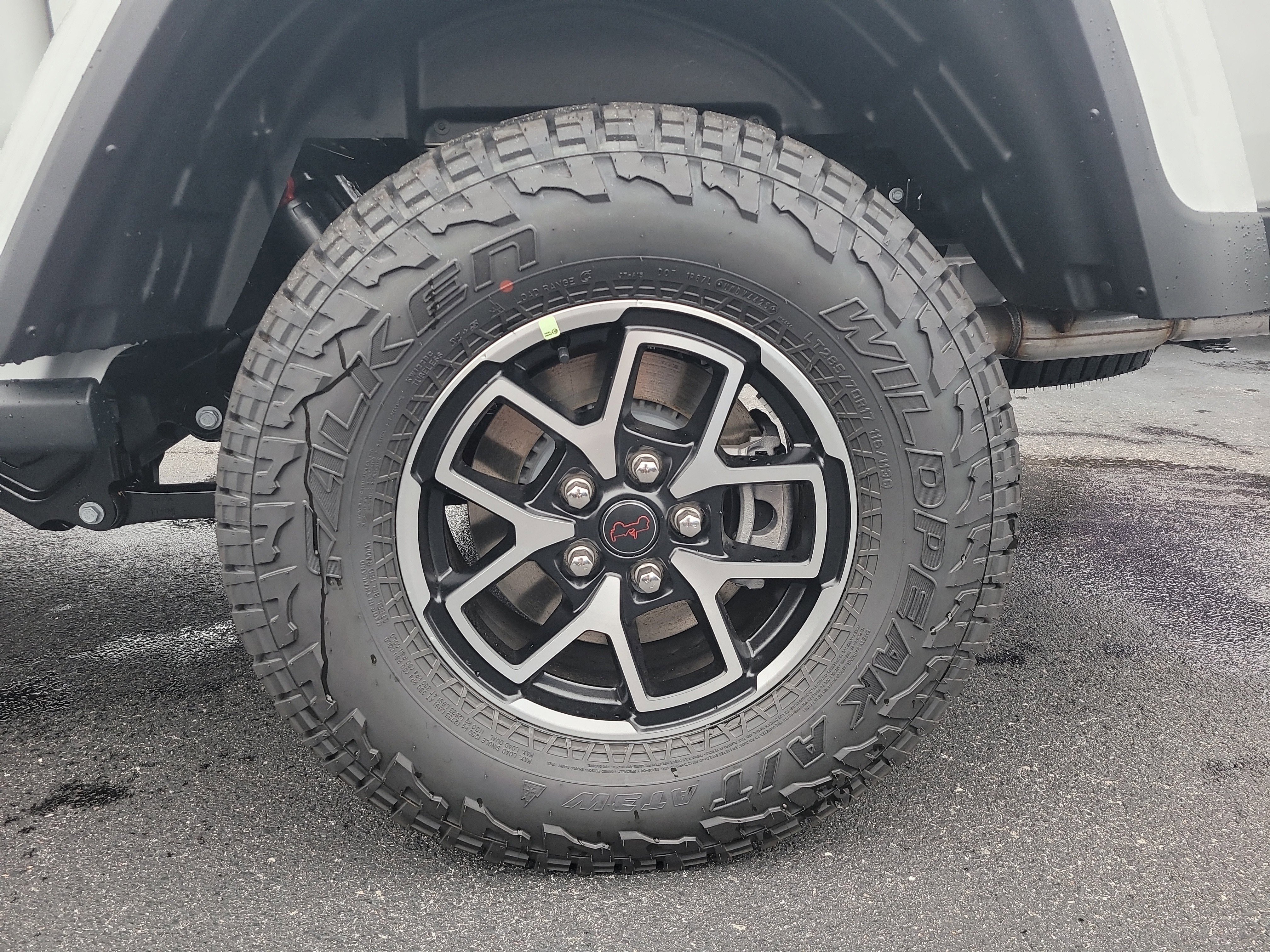 New 2026 Bright White Clear-Coat Exterior Paint Jeep Rubicon X image 9