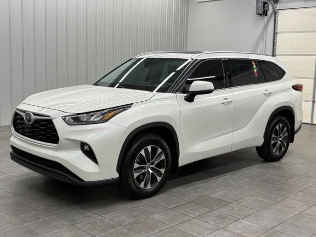 Used 2020 White Toyota XLE image 5