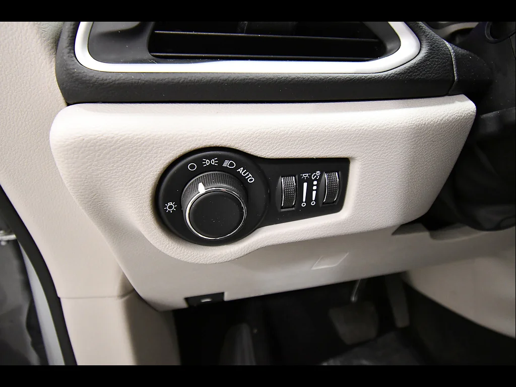 2024 Chrysler Voyager LX - Photo 18