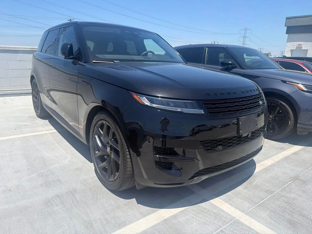 Used 2024  Land Rover SE image 2