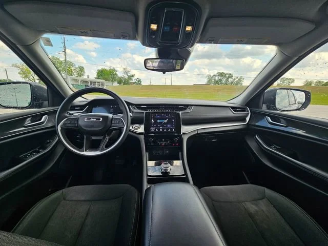 Used 2023  Jeep Laredo image 12