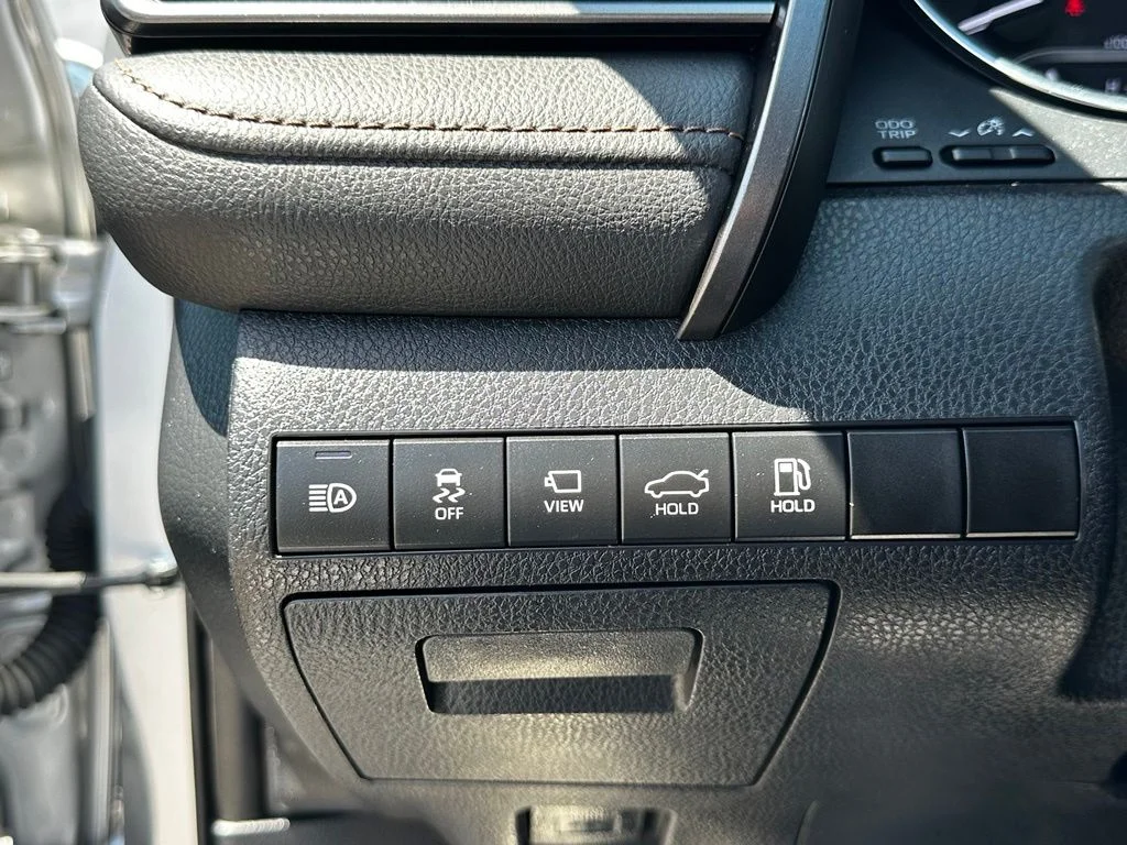 Used 2019 Silver Toyota XLE image 23