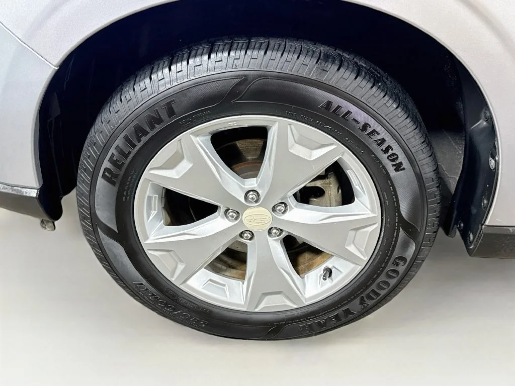 Used 2016 Silver Subaru 2.5i Premium image 39