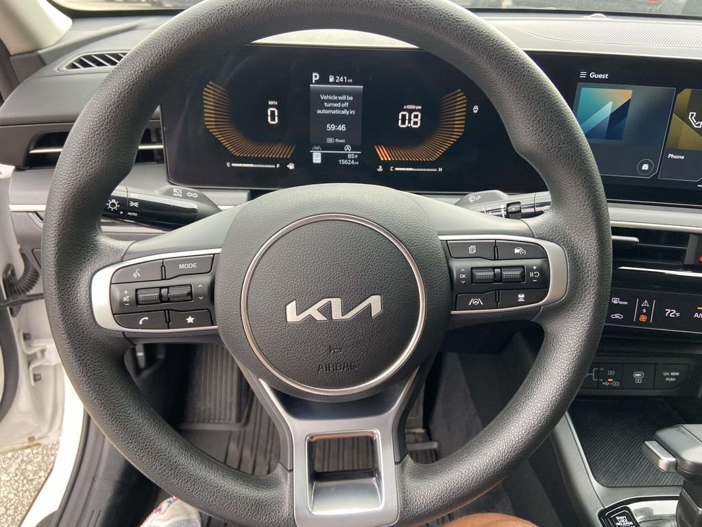 Used 2025 White Kia LXS image 33