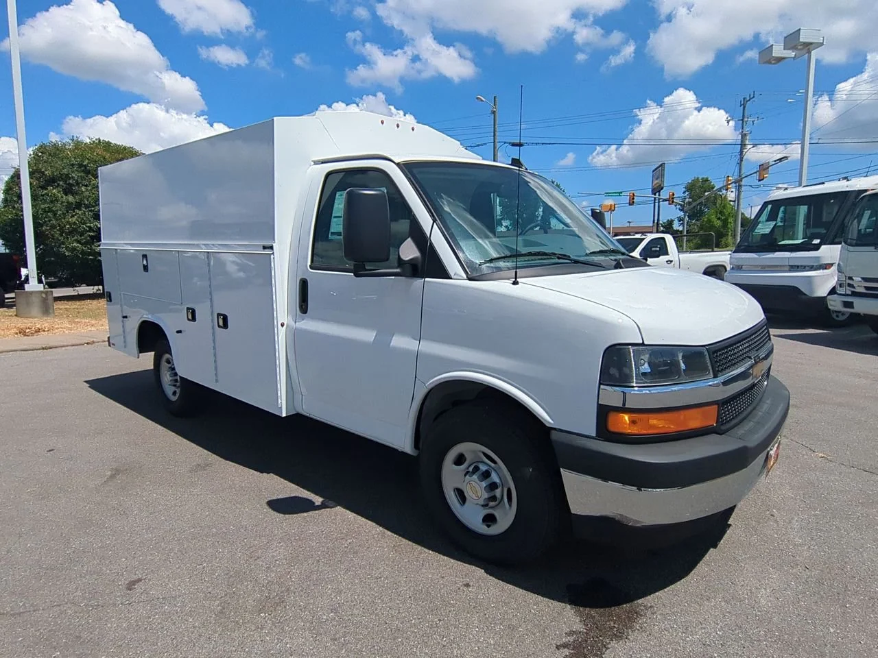 New 2025 Summit White Chevrolet 1WT image 2