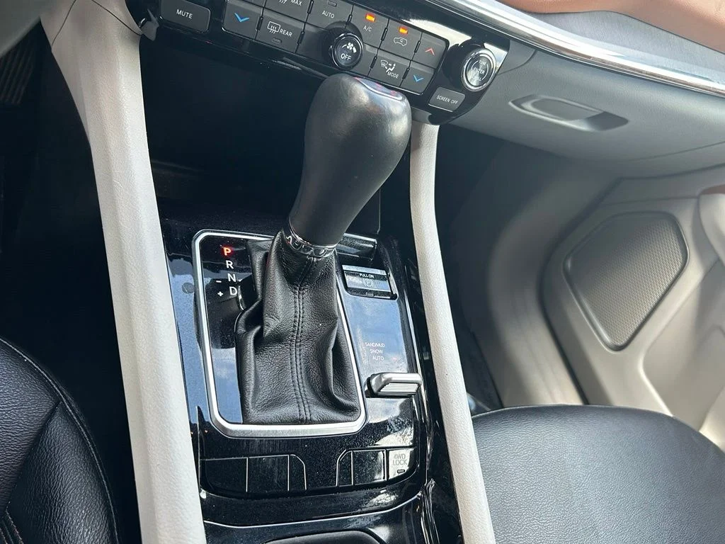 Used 2024 White/off-white Jeep Limited image 15