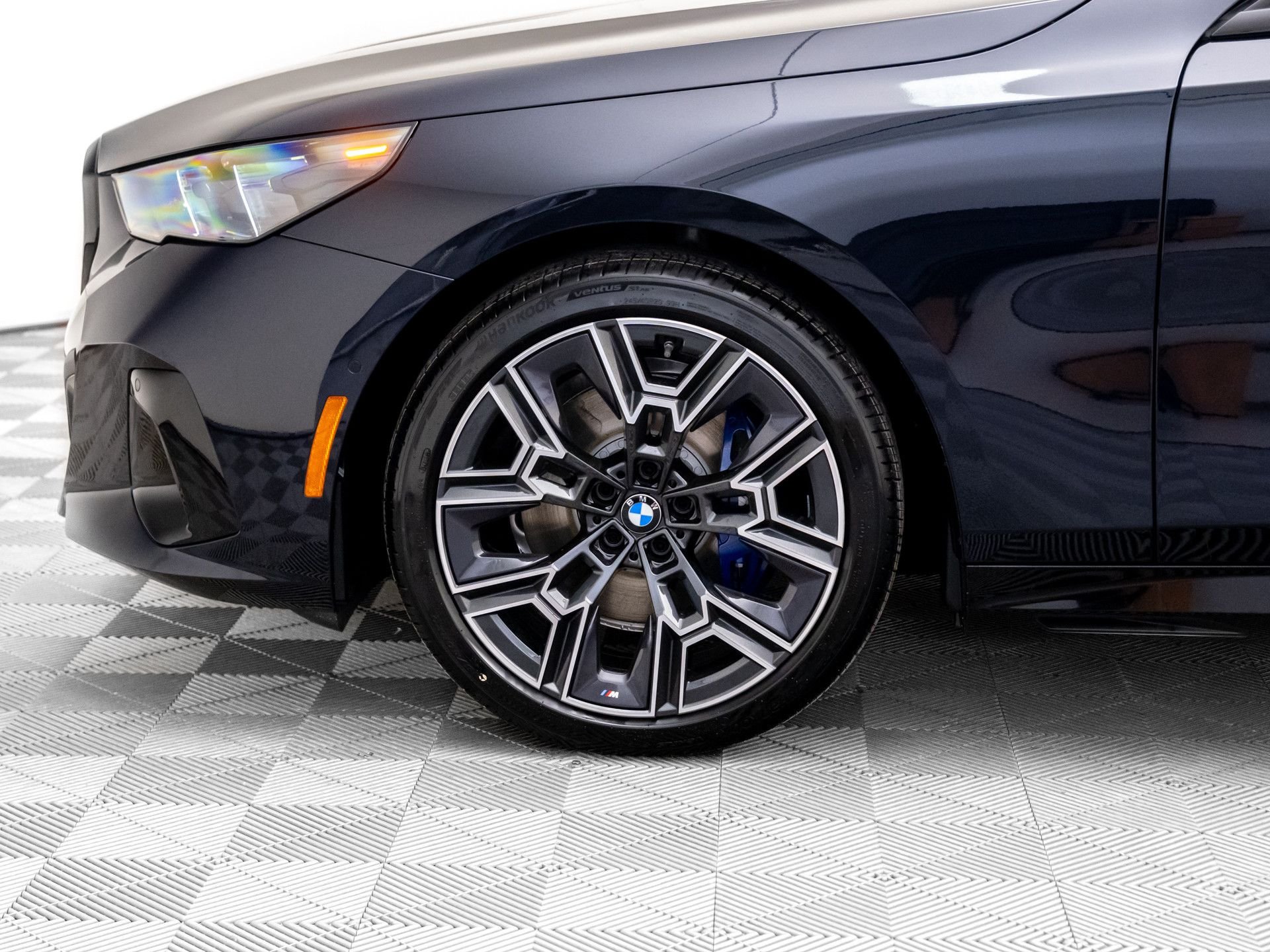New 2026 Carbon Black Metallic BMW 530i xDrive image 35