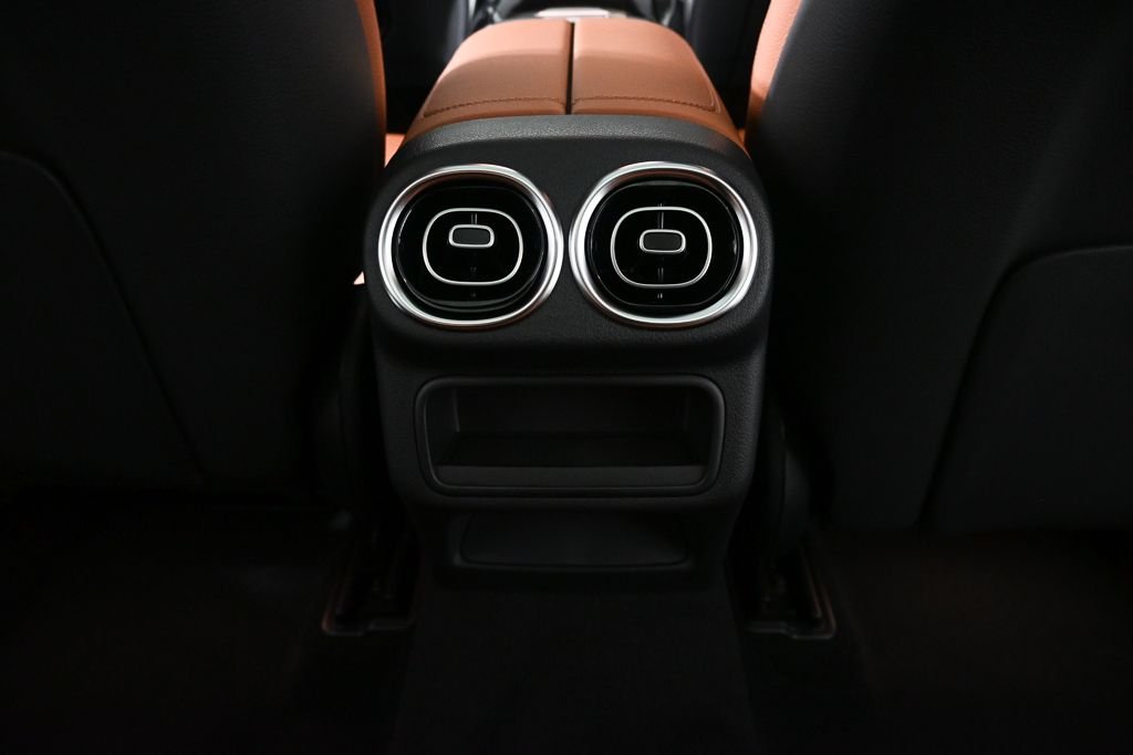 New 2026 MANUFAKTUR Moonlight White Metallic Mercedes-Benz GLC 300 image 17