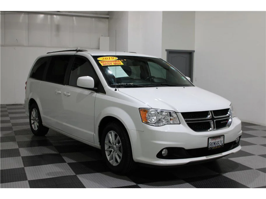 Used 2019 White Knuckle Clearcoat Dodge SXT image 3
