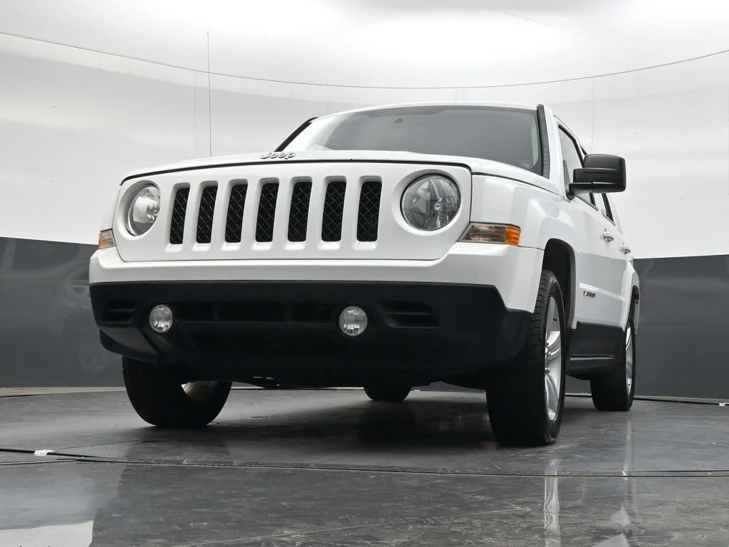 Used 2015 Bright White Clearcoat Jeep Latitude image 31