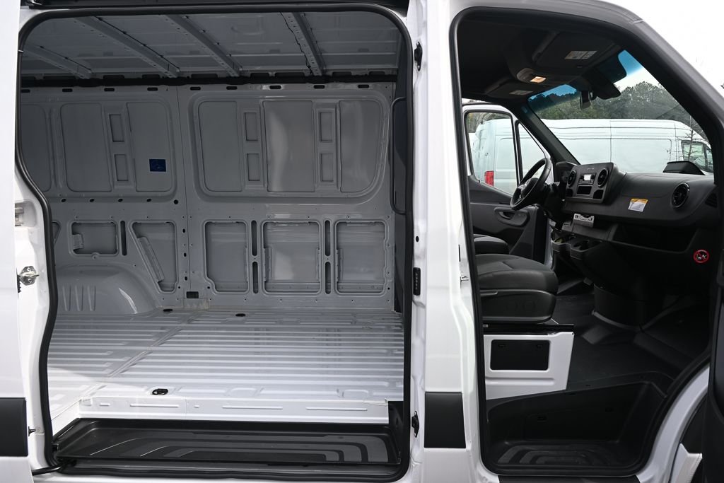 Used 2025  Mercedes-Benz Cargo 144 WB image 21