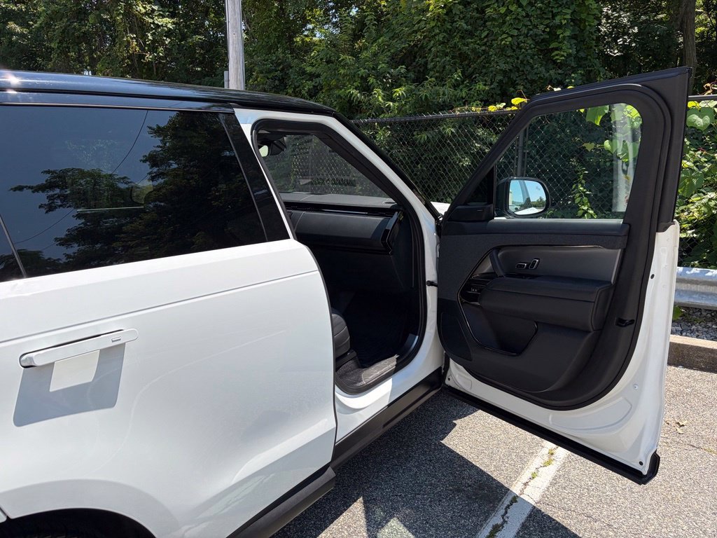 Used 2023 White Land Rover SE image 16