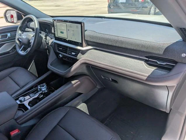 New 2026 Star White Metallic Tri-Coat Ford Platinum™ image 22