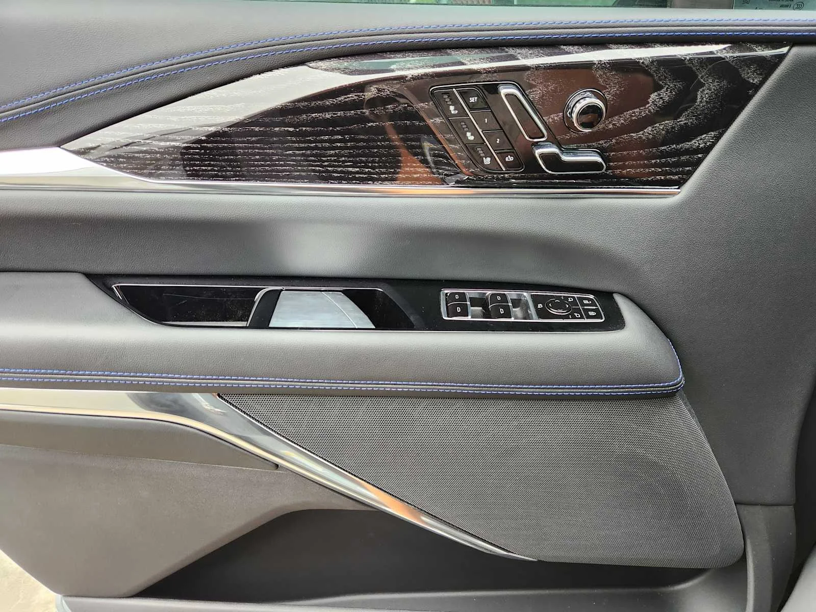 New 2026 Luna Metallic Cadillac Luxury image 15