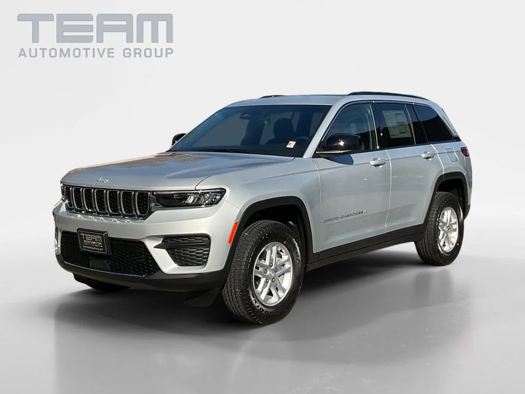 Used 2025 Silver Jeep Laredo image 3