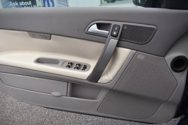 Used 2010 Blue Volvo T5 image 30