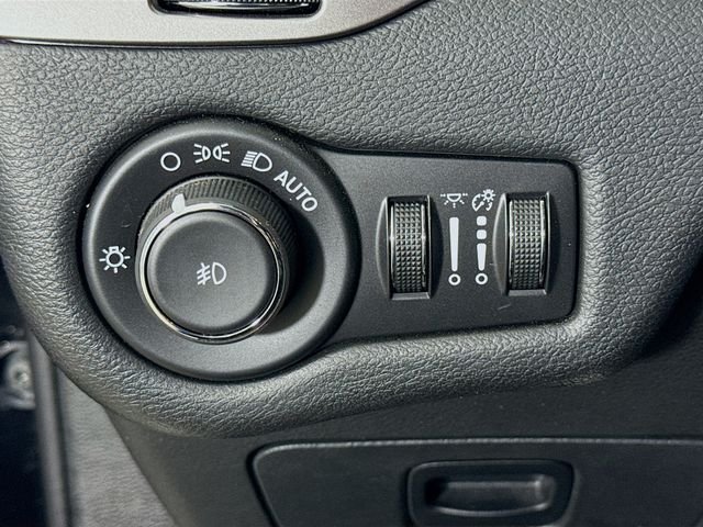 Used 2019 Black Jeep Latitude Plus image 10