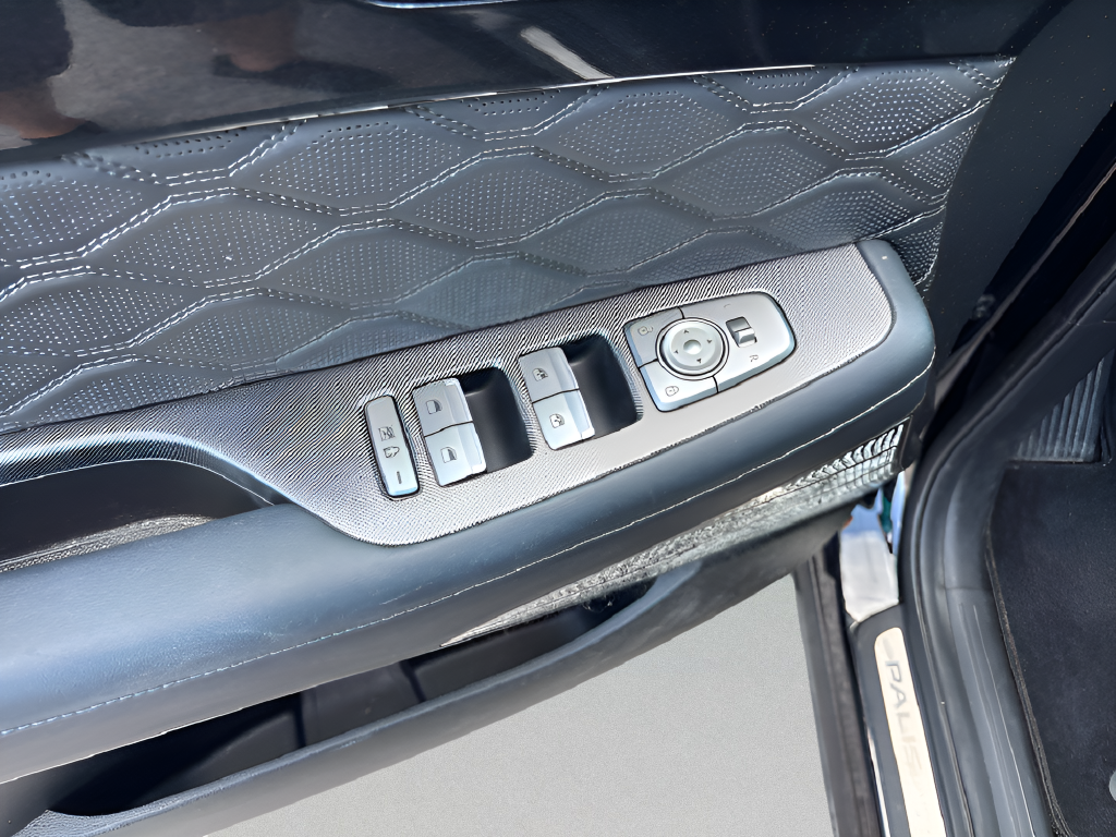 Used 2023 White GMC Denali image 25