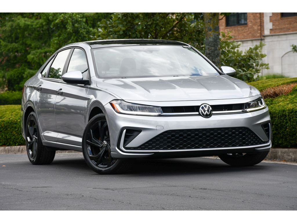 Used 2025 Pyrite Silver Metallic Volkswagen SE image 1