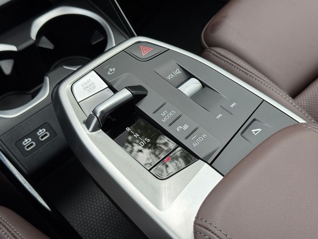 Used 2025 White BMW M35i image 23