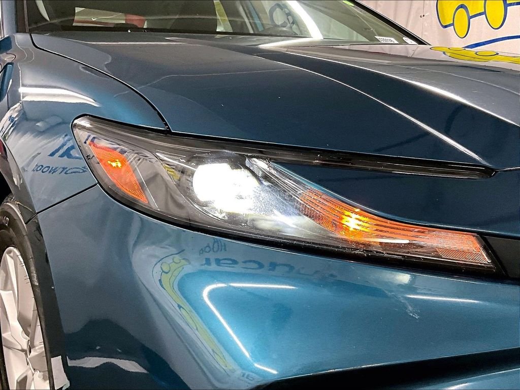 Used 2025  Toyota LE image 31