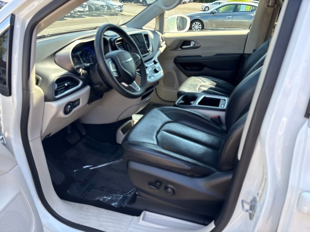 Used 2022 White Chrysler Touring L image 13