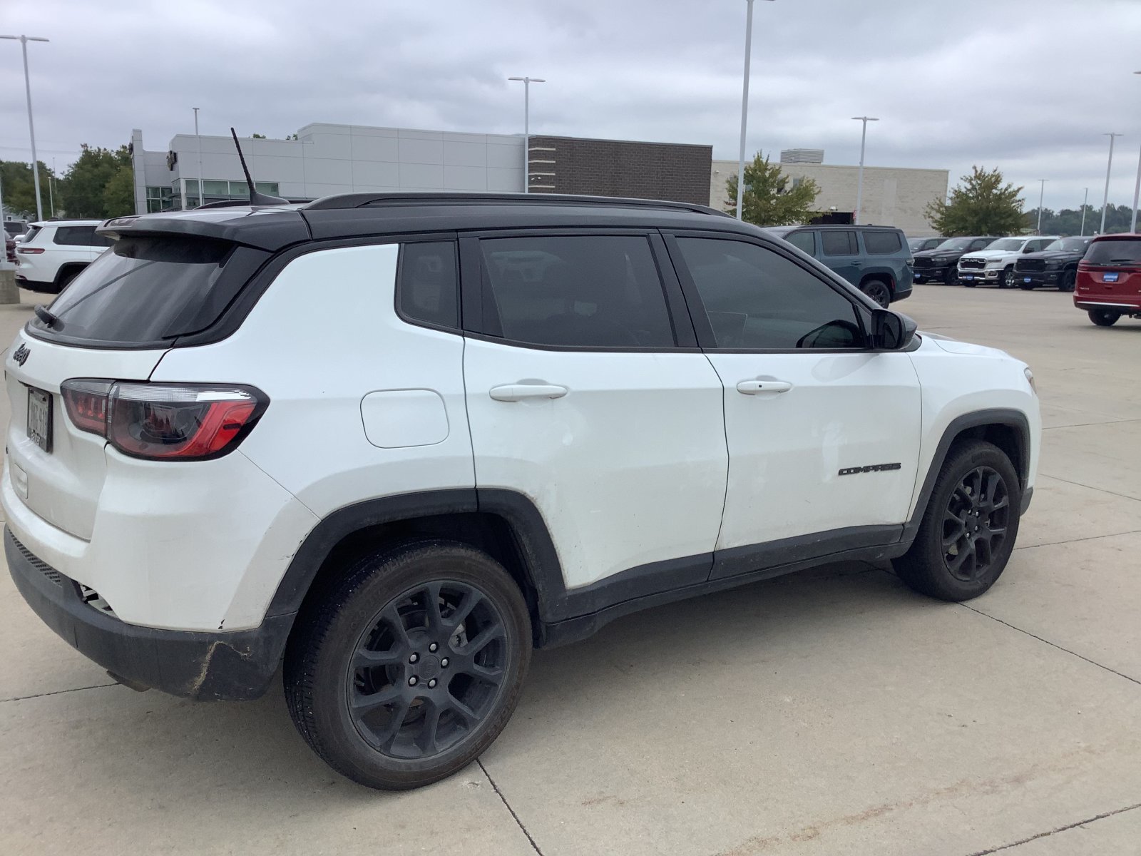 Used 2022 White Jeep Latitude image 4