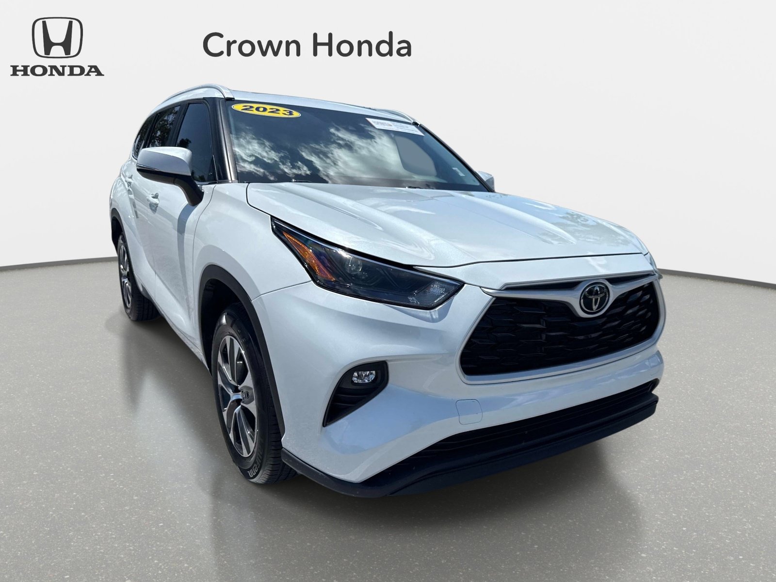 Used 2023 Wind Chill Pearl Toyota XLE image 7