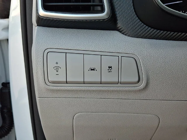 Used 2019 White Hyundai SE image 25