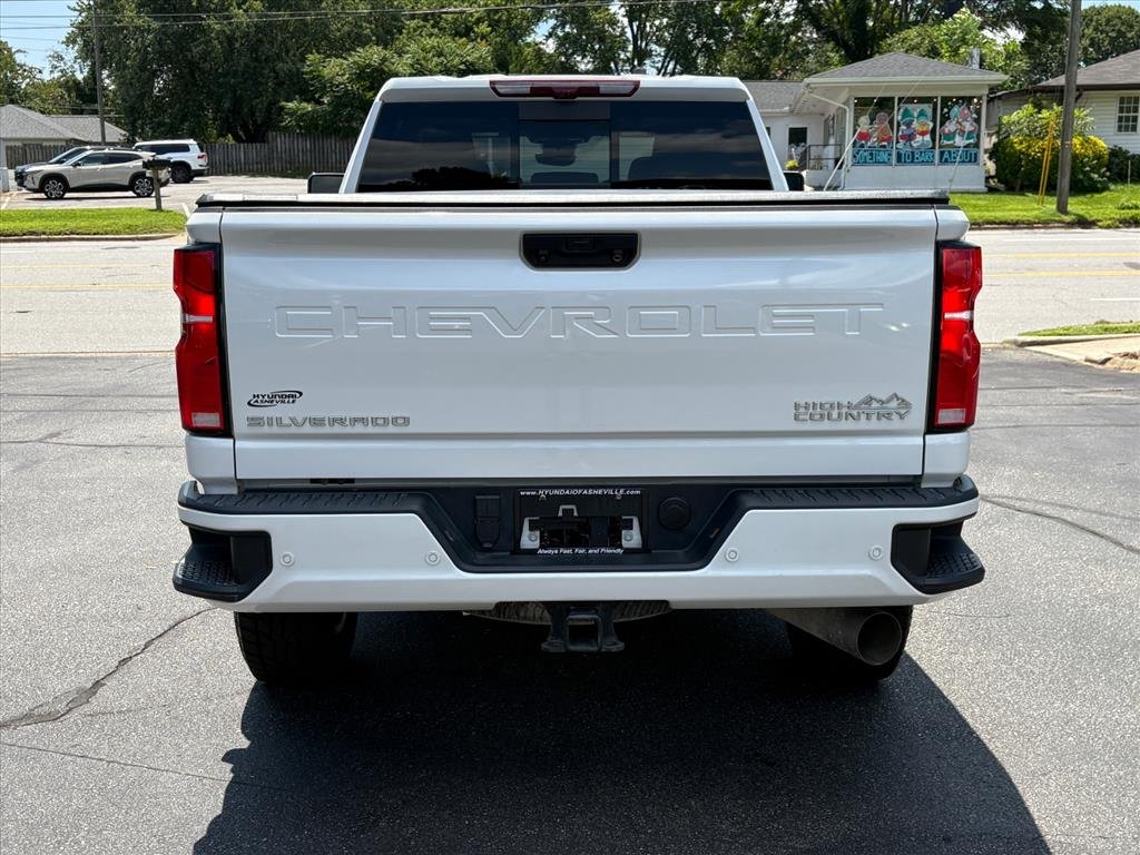 Used 2025 Summit White Chevrolet High Country image 4