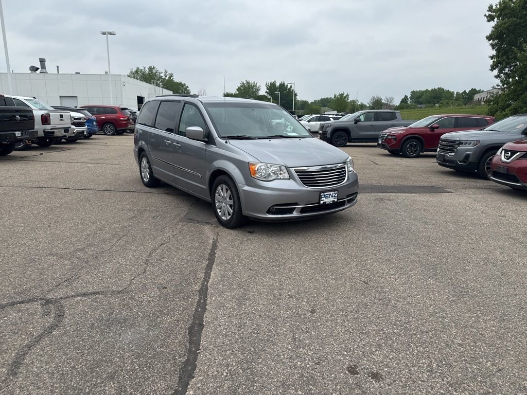 2014 Chrysler Town & Country Touring's photo