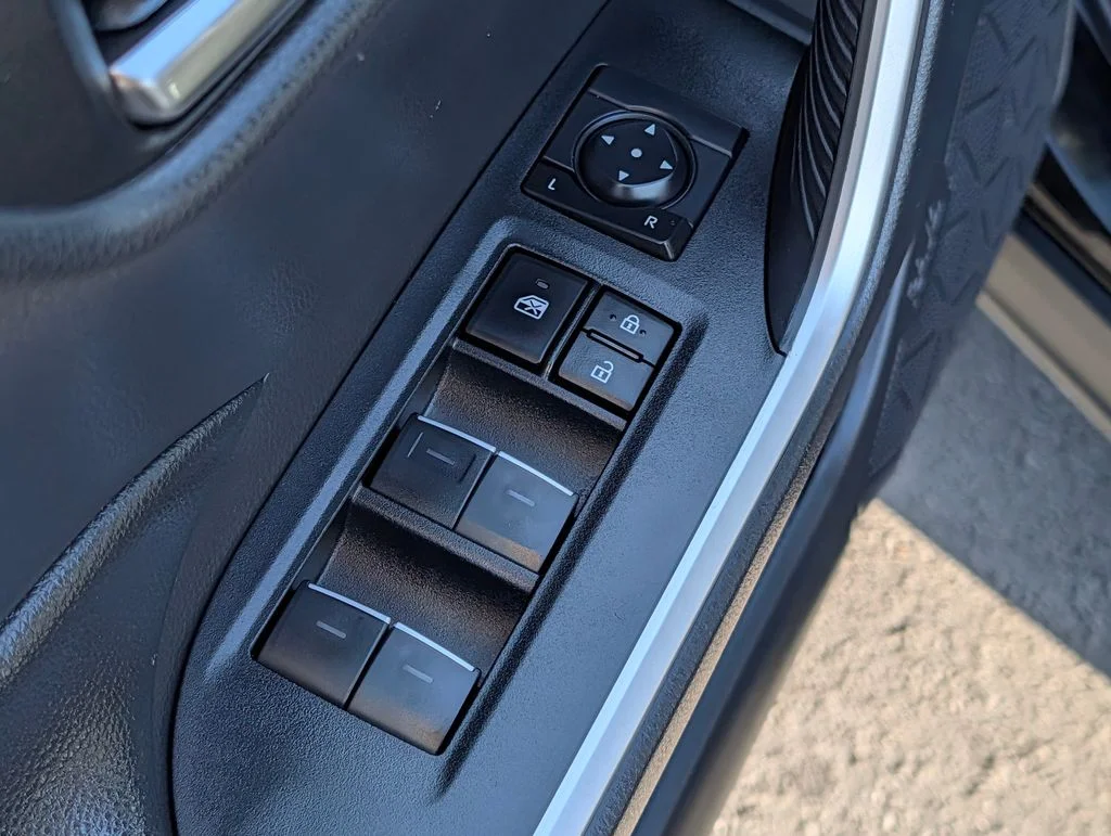2024 Toyota RAV4 XLE - Photo 18