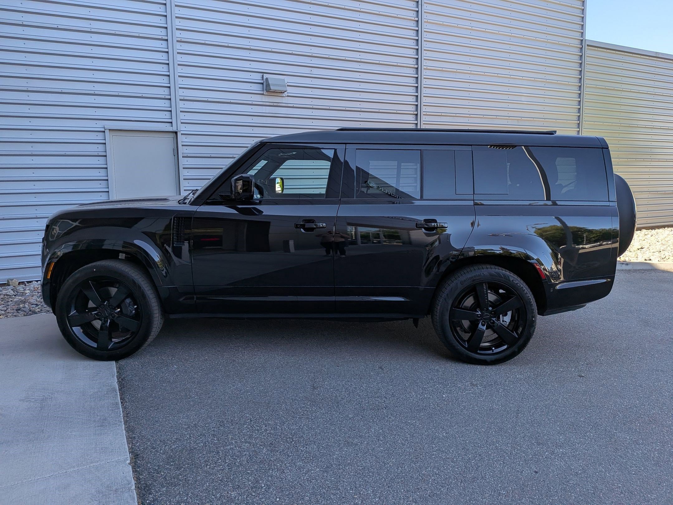 New 2026 Santorini Black Land Rover P400 X-Dynamic SE image 9