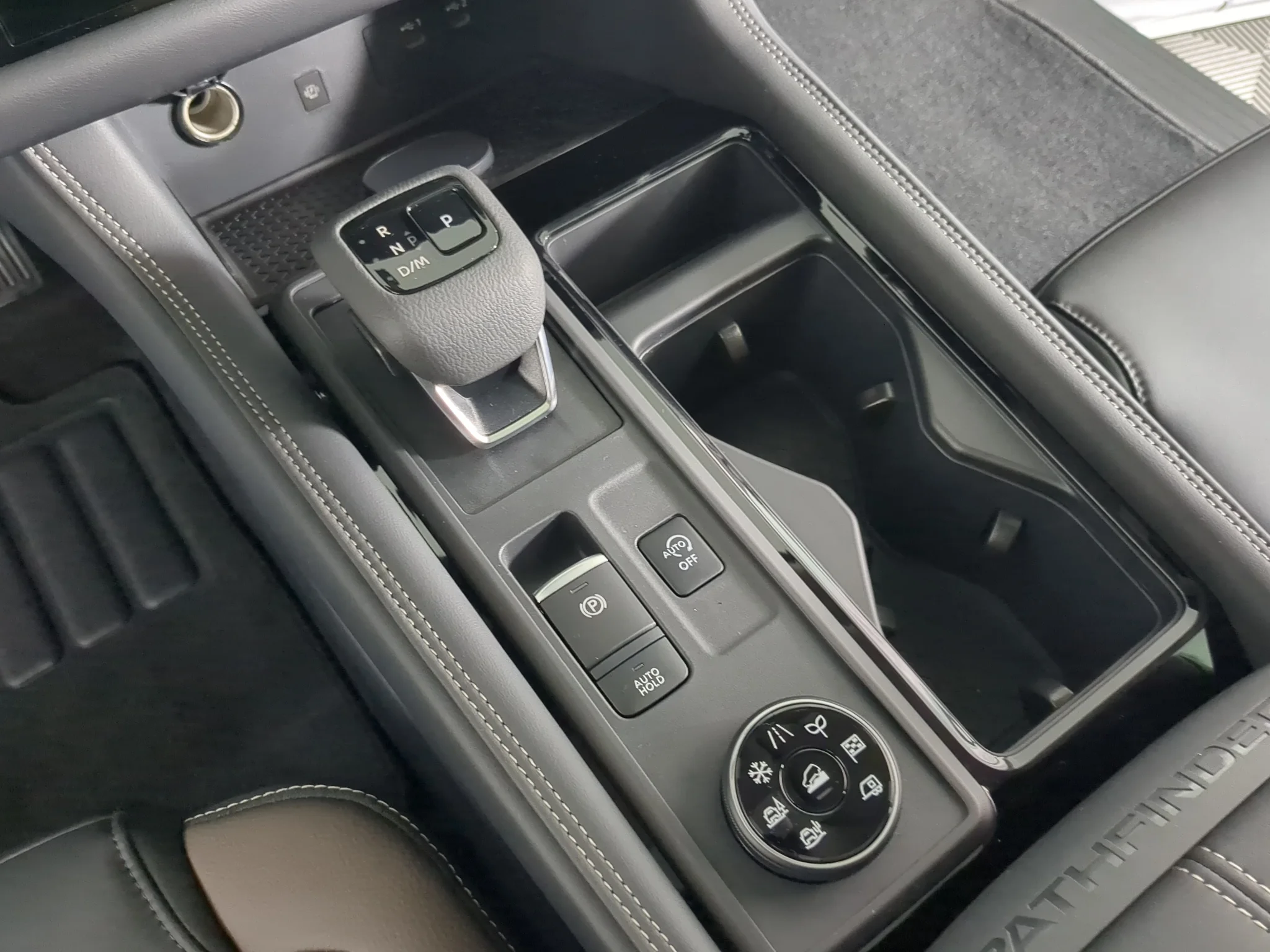 New 2026 2T WHT BLK Nissan Platinum image 27