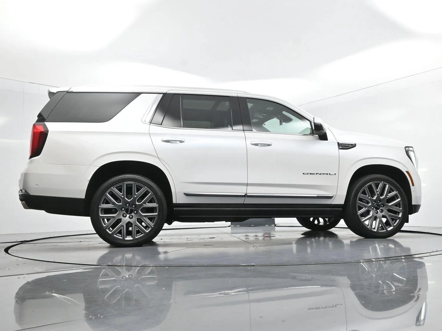 Used 2025 White Frost Tricoat GMC Denali Ultimate image 53